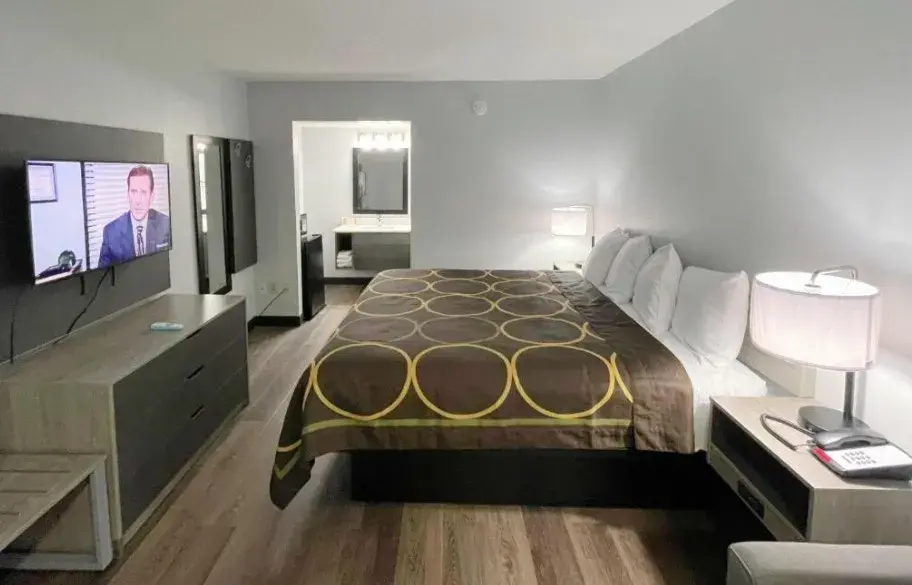 Pigeon Forge Motor Lodge - queen room with two beds