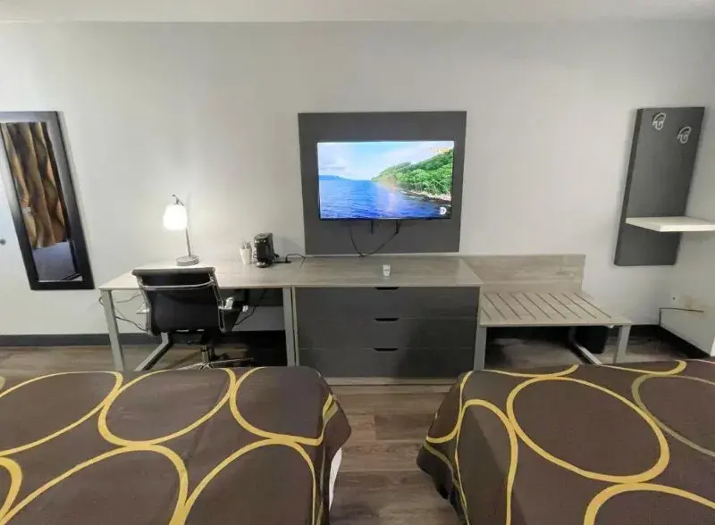 Pigeon Forge Motor Lodge - front desk area