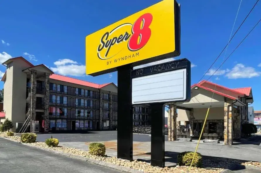 Pigeon Forge Motor Lodge - room with two queen beds