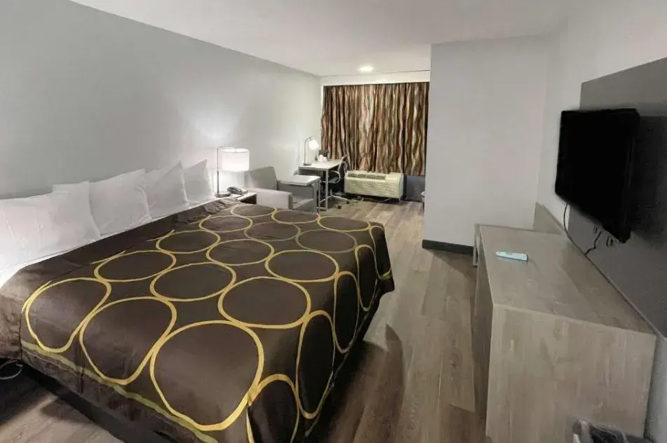 Pigeon Forge Motor Lodge - king room from alternate angle