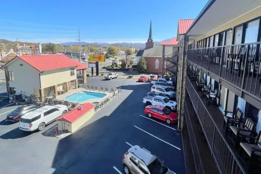 Pigeon Forge Motor Lodge - pool area overview